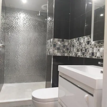 Excellent Location In Centre 2 Bedroom Apartment *