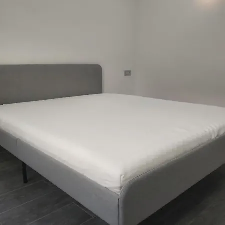 Excellent Location In Centre 2 Bedroom Apartment *